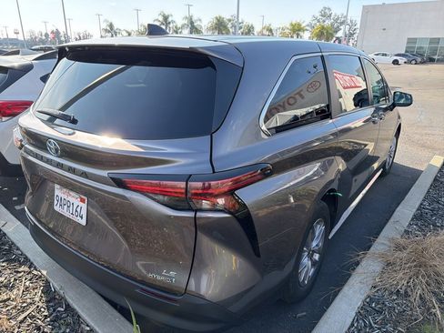 Used 2022 Toyota Sienna LE image 4