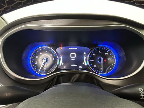 Used 2024 Chrysler Pacifica Touring-L FWD image 17