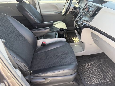 Used 2014 Toyota Sienna SE FWD image 21