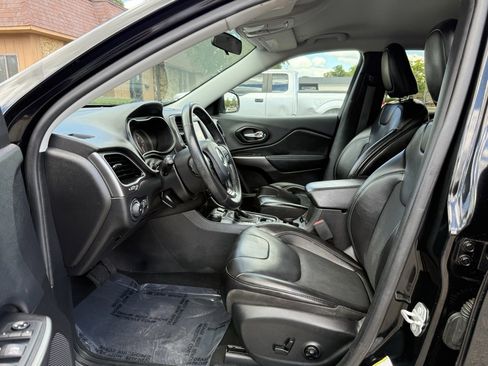 Used 2019 Jeep Cherokee Latitude Plus w/ Cold Weather Group image 9