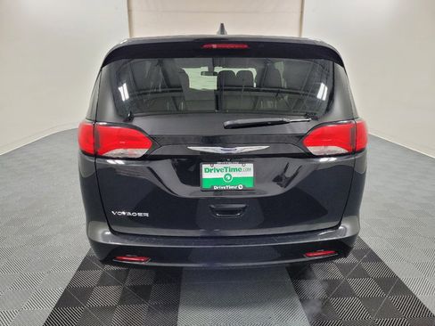 Used 2020 Chrysler Voyager L FWD image 6