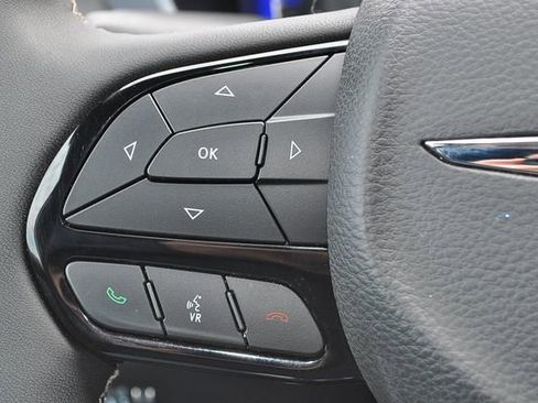 Used 2025 Chrysler Pacifica Limited image 28