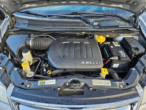 Used 2014 Chrysler Town & Country Touring image 40