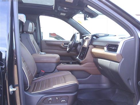 Used 2025 GMC Yukon XL Denali Ultimate AWD/4WD image 12