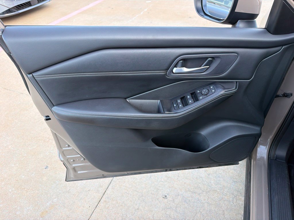 Used 2024 Nissan Rogue SV w/ SV Premium Package FWD image 12