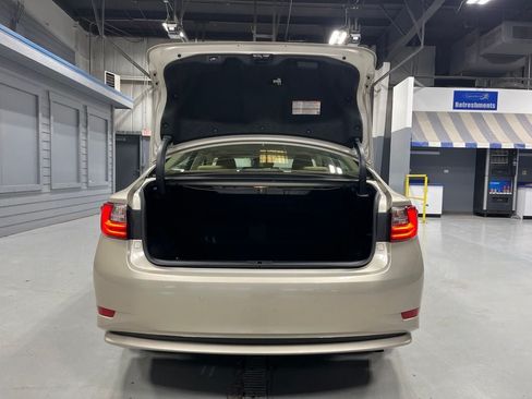 Used 2017 Lexus ES 300h w/ Luxury Package FWD image 9