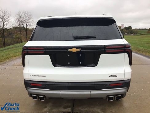 Used 2025 Chevrolet Traverse LT image 4