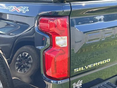 Used 2020 Chevrolet Silverado 1500 Custom w/ Custom Value Package AWD/4WD image 9