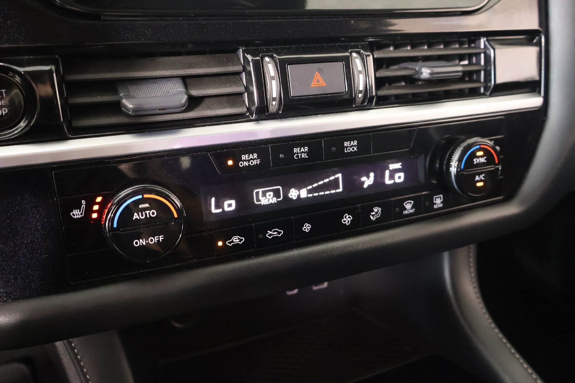 Used 2025 Nissan Pathfinder SV FWD image 7