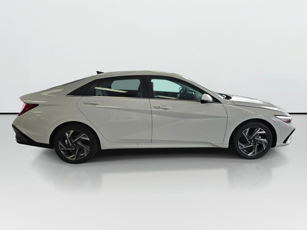 New 2026 Hyundai Elantra Limited FWD image 3