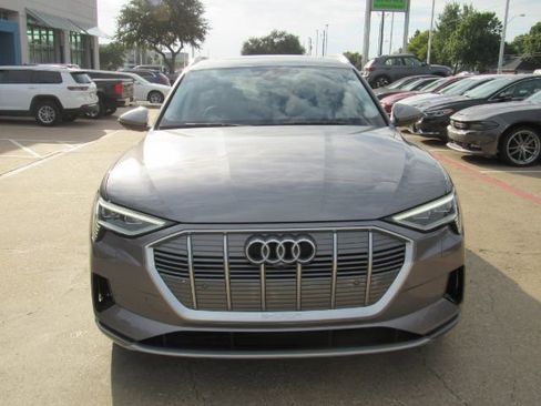 Used 2019 Audi e-tron Prestige w/ Prestige Package image 2