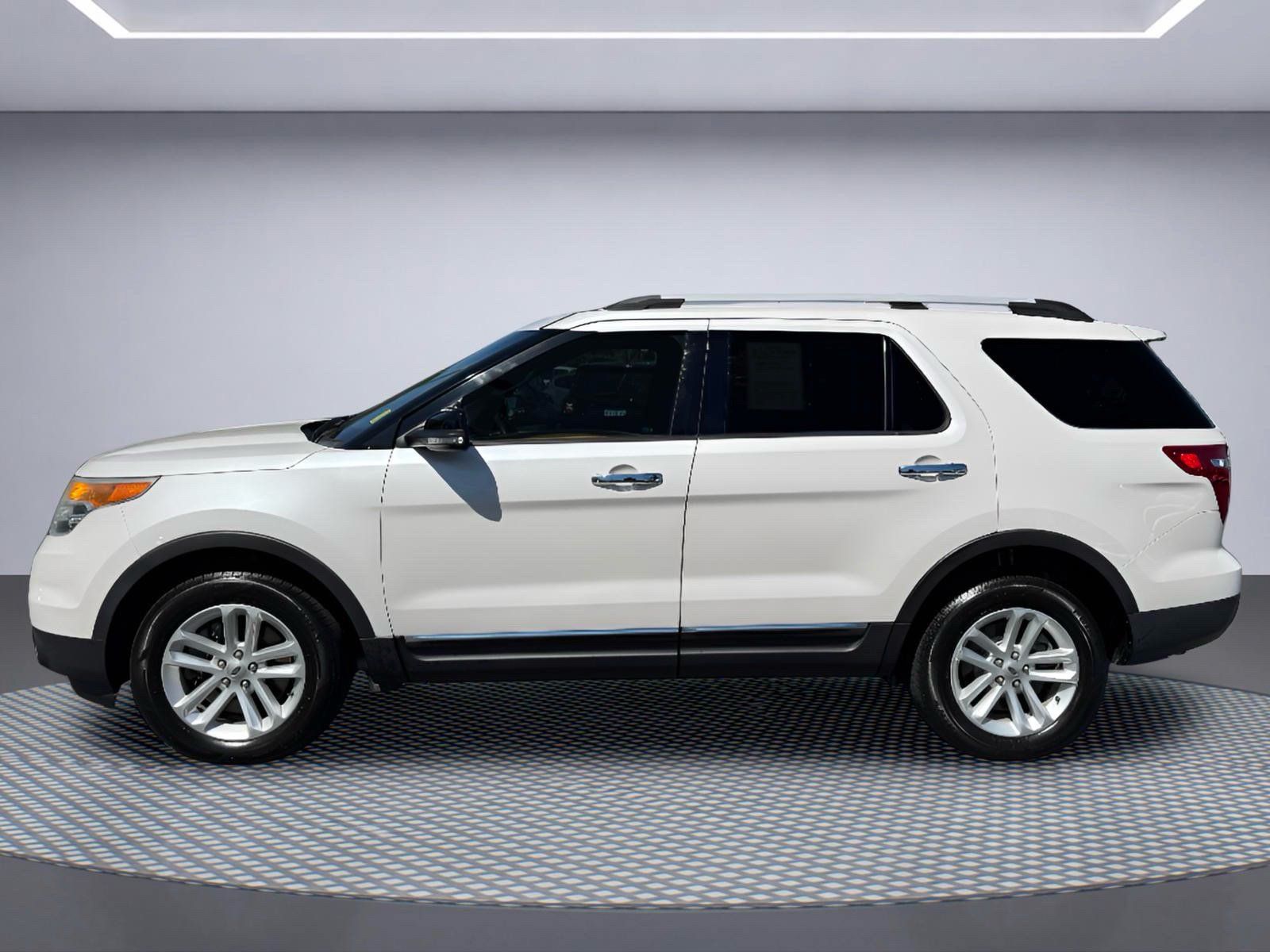 Used 2015 Ford Explorer XLT w/ Equipment Group 202B AWD/4WD image 3