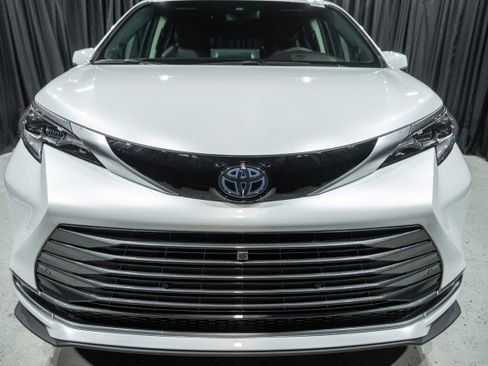 Used 2024 Toyota Sienna Platinum image 2