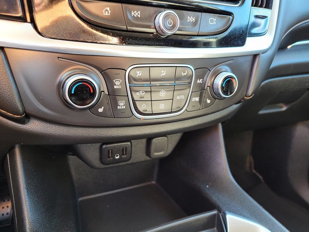 Used 2021 Chevrolet Traverse LT FWD image 26