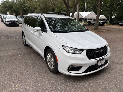 Used 2022 Chrysler Pacifica Touring-L FWD image 12