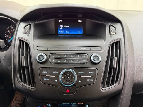 Used 2018 Ford Focus SE w/ SE Appearance Package image 24