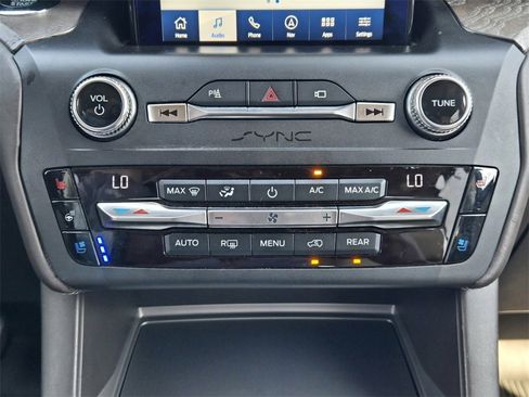 Used 2020 Ford Explorer Platinum w/ Premium Technology Package image 17