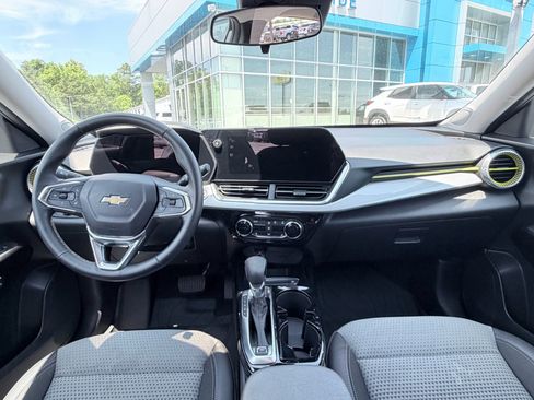 Used 2024 Chevrolet Trax LT w/ LT Convenience Package FWD image 10