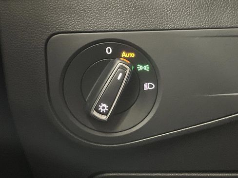 Used 2023 Volkswagen Tiguan SE w/ Panoramic Sunroof Package image 23