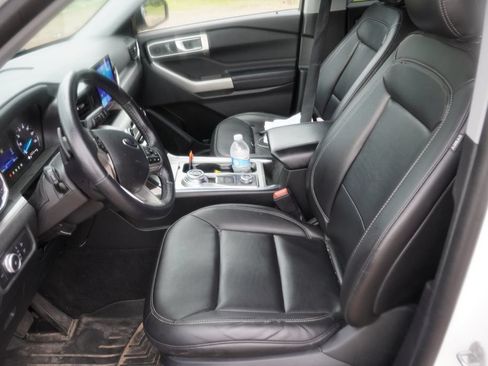 Certified 2020 Ford Explorer XLT w/ Equipment Group 202A AWD/4WD image 5