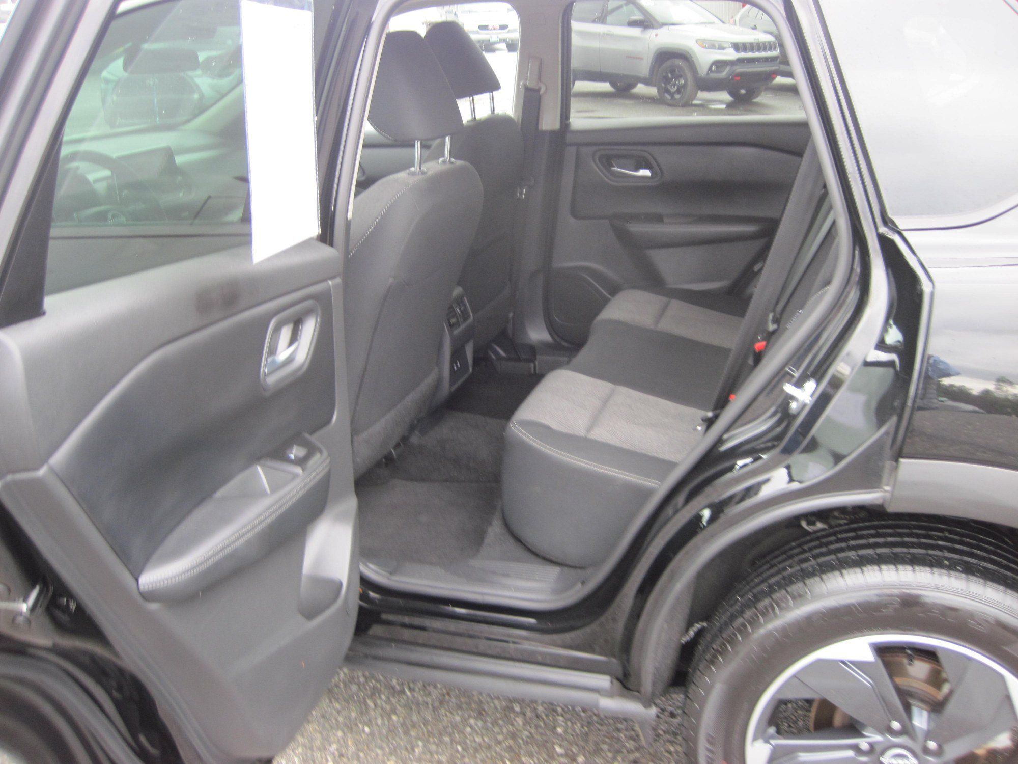 Used 2025 Nissan Rogue SV AWD/4WD image 9