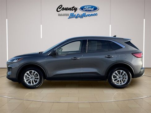 Used 2022 Ford Escape SE w/ Cold Weather Package image 3