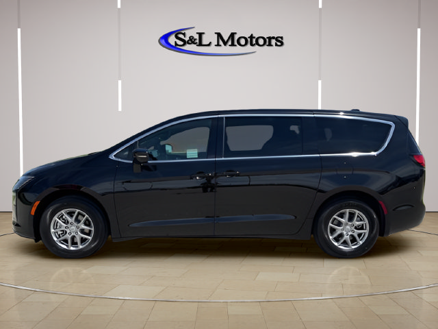 New 2027 Chrysler Pacifica Select FWD image 5