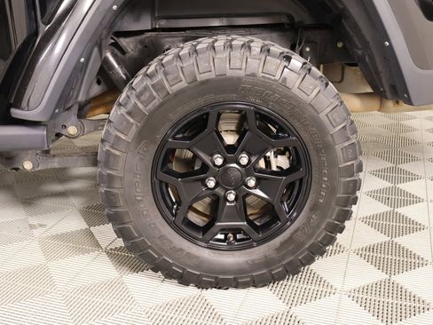 Used 2023 Jeep Gladiator Willys image 19