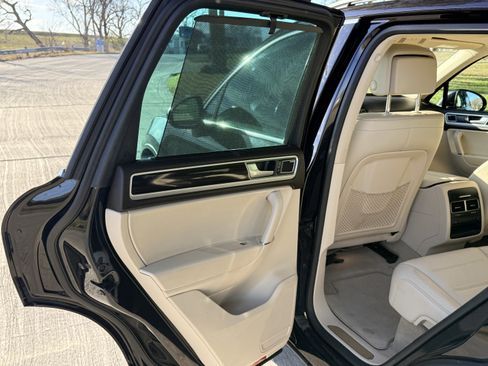 Used 2016 Volkswagen Touareg Executive image 30