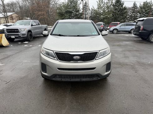 Used 2015 Kia Sorento LX image 2
