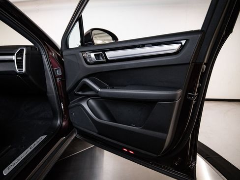 Certified 2023 Porsche Cayenne Platinum Edition AWD/4WD image 27