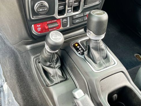 Certified 2025 Jeep Gladiator Mojave AWD/4WD image 16