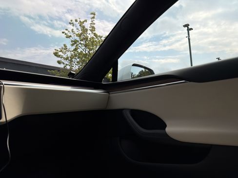 Used 2022 Tesla Model S AWD/4WD image 17
