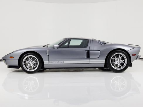 Used 2006 Ford GT RWD image 6