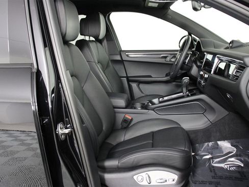 Used 2025 Porsche Macan image 31