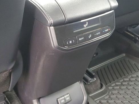 Used 2025 Toyota Highlander XLE image 30