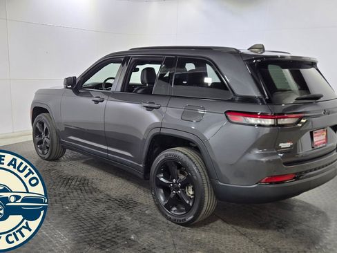 Used 2023 Jeep Grand Cherokee Altitude image 5