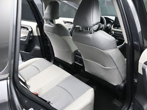 Used 2020 Toyota RAV4 XLE Premium image 18