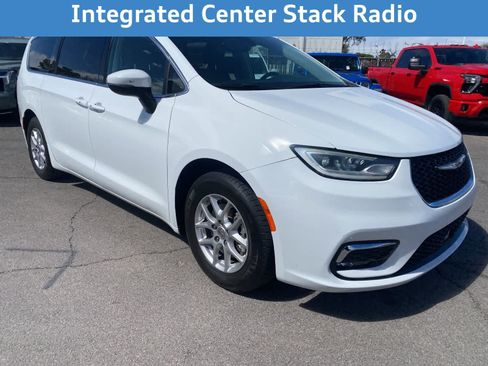 Used 2023 Chrysler Pacifica Touring-L FWD image 5