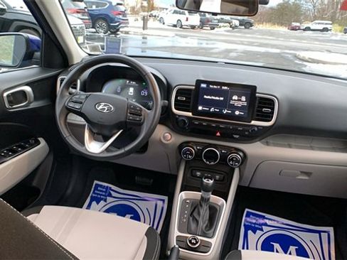 Used 2024 Hyundai Venue SEL image 22