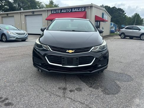 Used 2018 Chevrolet Cruze LT w/ Convenience Package FWD image 4