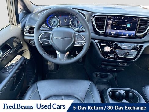 Used 2025 Chrysler Pacifica Select FWD image 28