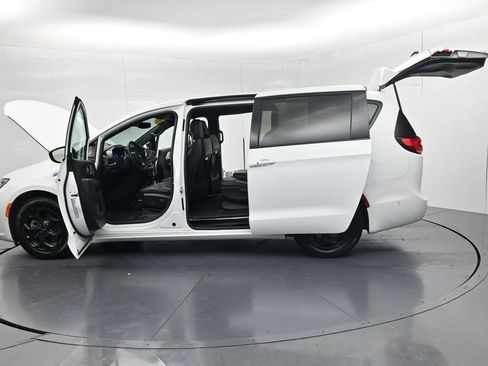 Used 2024 Chrysler Pacifica Limited FWD image 63