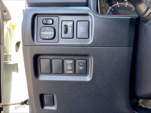 Used 2022 Toyota 4Runner SR5 Premium w/ Moonroof Package RWD image 33