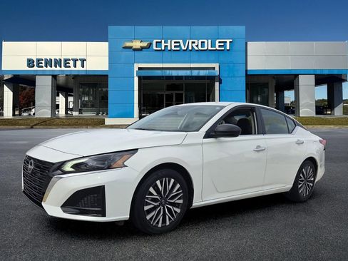 Used 2025 Nissan Altima 2.5 SV FWD image 2