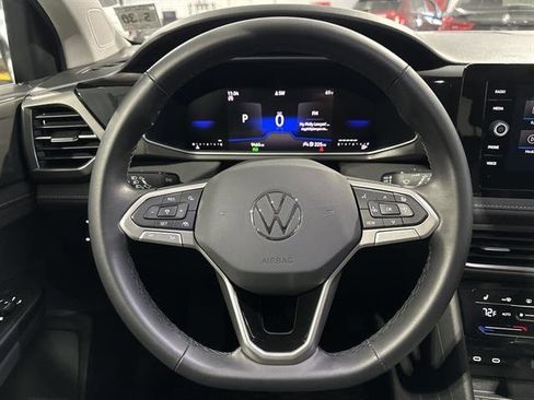 Certified 2025 Volkswagen Taos SE image 23