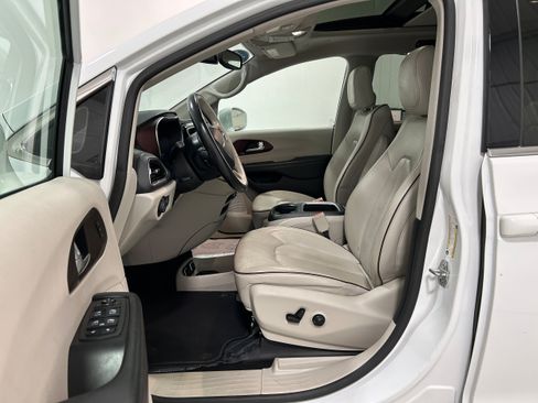 Used 2019 Chrysler Pacifica Limited FWD image 4