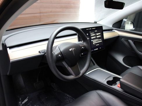 Used 2022 Tesla Model Y Long Range image 9