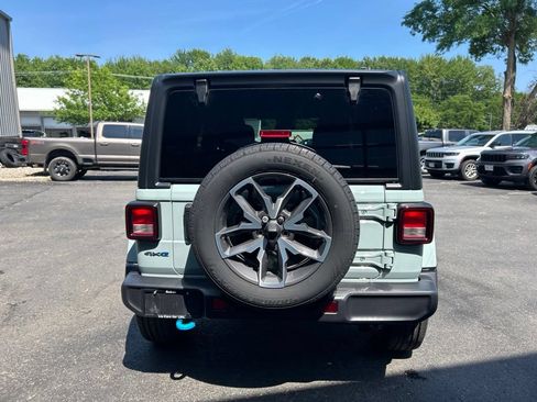 Used 2024 Jeep Wrangler Unlimited w/ Convenience Group AWD/4WD image 5
