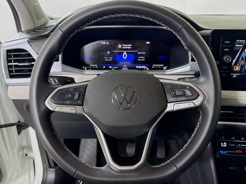 Used 2025 Volkswagen Taos SE AWD/4WD image 14